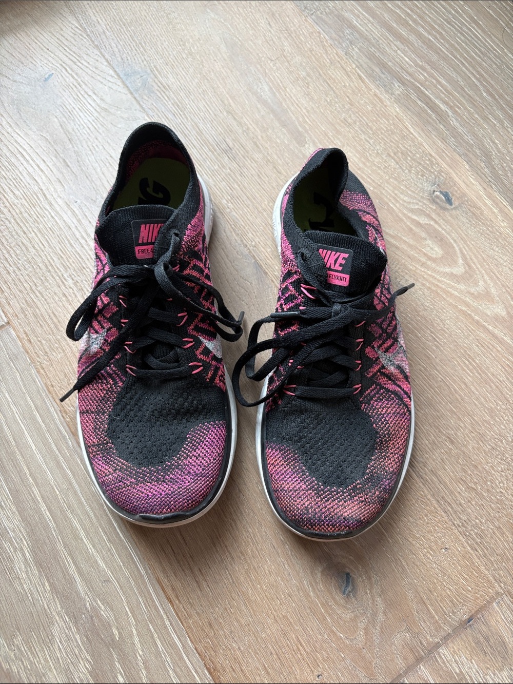 Nike Women’s Free 4.0 Flyknit Trainers — Black & Pink